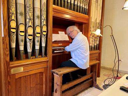 Klaus Schulten playing the Pipe Organ